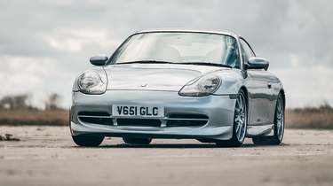 Nissan GT-R v Porsche 911 GT3 996